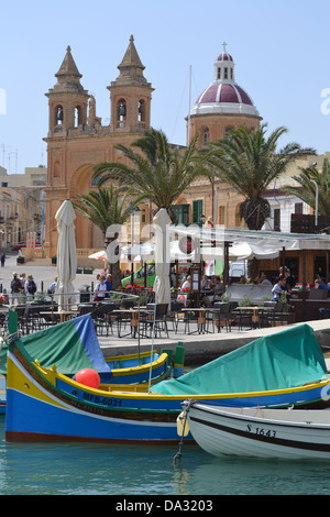 Bunte Fischerboote am Hafen Seite, Fischerdorf Marsaxlokk, Malta. Stockfoto