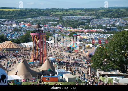 Der Ribbon-Turm, im Park am Glastonbury Festival für zeitgenössische darstellende Kunst 2013. Stockfoto