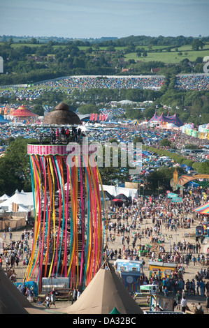 Die Ribbon-Turm im Park am Glastonbury Festival für zeitgenössische darstellende Kunst 2013. Stockfoto