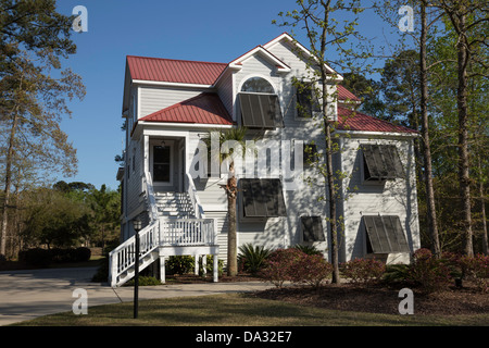 Stelzenhaus mit Hurrikan Fensterläden in South Carolina, USA Stockfoto