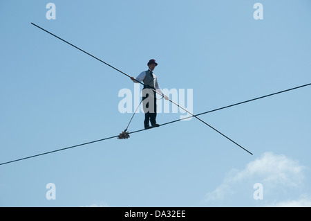 Ein Seiltänzer geht über Kopf eine Menge im Bereich Zirkus des Glastonbury Festival of Contemporary Performing Arts 2013. Stockfoto