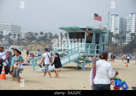 Rettungsschwimmer-Turm am Strand von Santa Monica, USA. Stockfoto