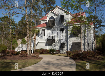 Stelzenhaus mit Hurrikan Fensterläden in South Carolina, USA Stockfoto