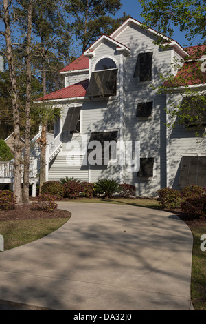 Stelzenhaus mit Hurrikan Fensterläden in South Carolina, USA Stockfoto