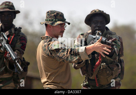 Eine US-Marine Lehrer lehrt eine senegalesische Companie de Fusilier Marinekommandos Feuer eine m-4 Gewehr während leichte Infanterie-Ausbildung 22. April 2013 in Toubacouta, Senegal, 9. Mai 2013. Stockfoto