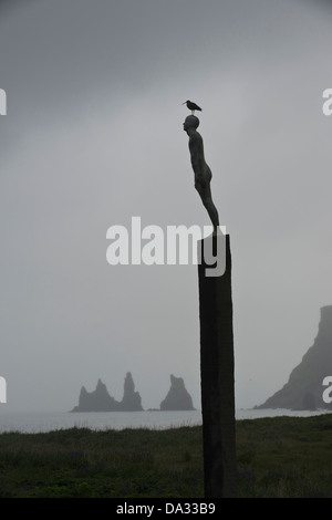 Der Regenbrachvogel (Numenius Phaeopus) stehen auf der Oberseite maritime Statue errichtet, 30 Jahre nach der Kabeljau Vik isländischen Küste Krieg Stockfoto