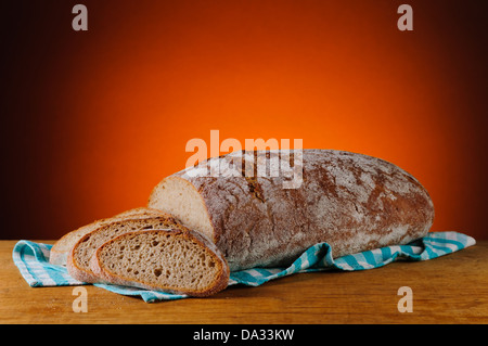 Stillleben mit frisch geschnittenem Brot auf einem Holztisch Stockfoto