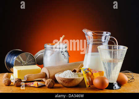 Stillleben mit traditionellen Backzutaten Stockfoto