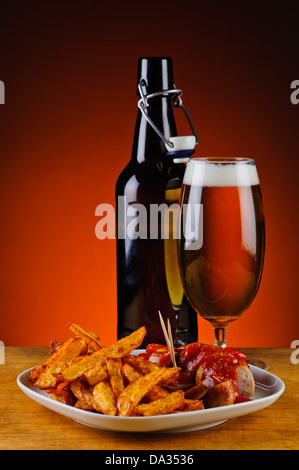 Currywurst-Menü mit Curry-Wurst, Pommes und Bier Stockfoto