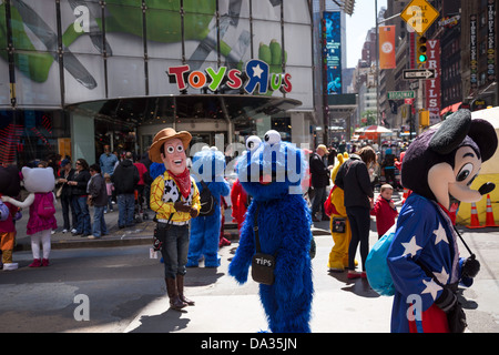 Comic-Figuren vor Toys R uns in Times Square, New York Stockfoto