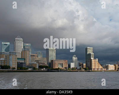 London Docklands und Canary wharf, von der Themse Stockfoto