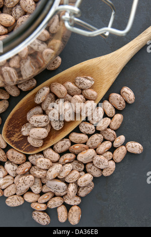 Pinto-Bohnen mit selektiven Fokus auf die Bohnen auf dem Löffel Stockfoto