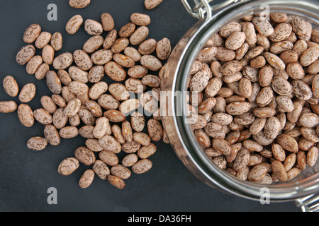 Pintobohnen in einem gläsernen Gefäß von Oben nach Unten anzeigen Stockfoto