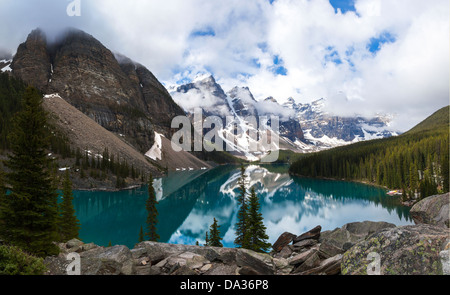Moraine Lake ein Gletschern gespeisten See im Banff Nationalpark, Alberta, Kanada, im Tal der zehn Gipfel & Rocky Mountains Stockfoto
