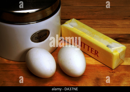 Dies sind wesentliche Bestandteile für das Backen. Butter, Eiern und Zucker sollte in jeder Bäcker Küche zu allen Zeiten. Stockfoto
