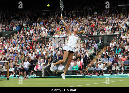 Wimbledon, London, UK. 2. Juli 2013. Tag acht die Wimbledon Tennis Championships 2013 statt in The All England Lawn Tennis and Croquet Club, London, England, UK. Agnieszka Radwanska (POL) gegen Na Li (CHN) Credit: Action Plus Sport Bilder/Alamy Live News Stockfoto