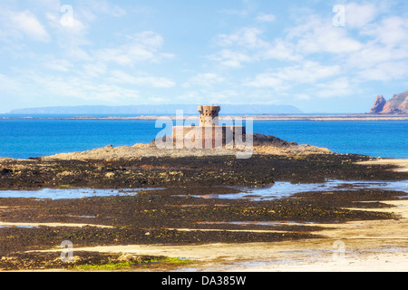 St Ouen Bay, La Rocco Tower, Jersey, Großbritannien Stockfoto