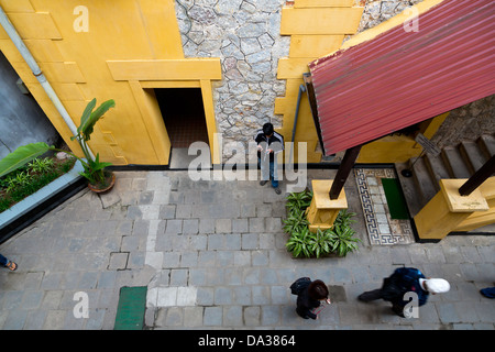 Hof das Gefängnis Hoa Lo aka Hanoi Hilton in Hanoi, Vietnam Stockfoto