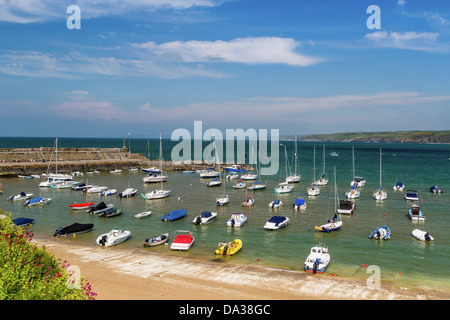 Der Hafen von New Quay, Cardigan Bay Wales mit Yachten schweben. Stockfoto