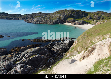 Strand und Küstenlandschaft in Achmelvich, Assynt, Wester Ross, Sutherland, Schottland, UK Stockfoto