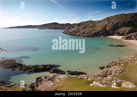 Strand und Küstenlandschaft in Achmelvich, Assynt, Wester Ross, Sutherland, Schottland, UK Stockfoto