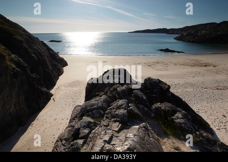 Strand und Küstenlandschaft in Achmelvich, Assynt, Wester Ross, Sutherland, Schottland, UK Stockfoto