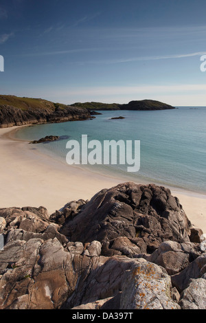 Strand und Küstenlandschaft in Achmelvich, Assynt, Wester Ross, Sutherland, Schottland, UK Stockfoto