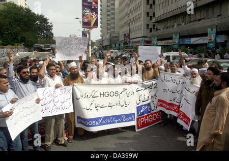 Pakistan Hadsch Gruppe Organisatoren protestieren gegen Abzug in jährlichen Hajj Quote während einer Demonstration im Presseklub Karachi Dienstag, 2. Juli 2013. Stockfoto