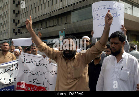 Pakistan Hadsch Gruppe Organisatoren protestieren gegen Abzug in jährlichen Hajj Quote während einer Demonstration im Presseklub Karachi Dienstag, 2. Juli 2013. Stockfoto