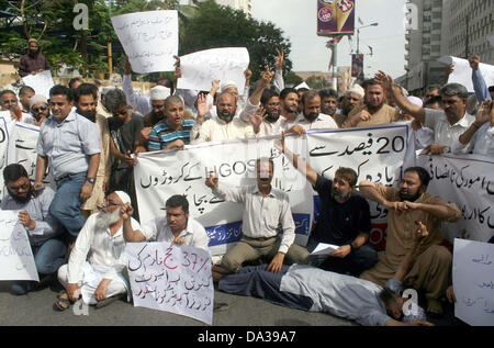 Pakistan Hadsch Gruppe Organisatoren protestieren gegen Abzug in jährlichen Hajj Quote während einer Demonstration im Presseklub Karachi Dienstag, 2. Juli 2013. Stockfoto