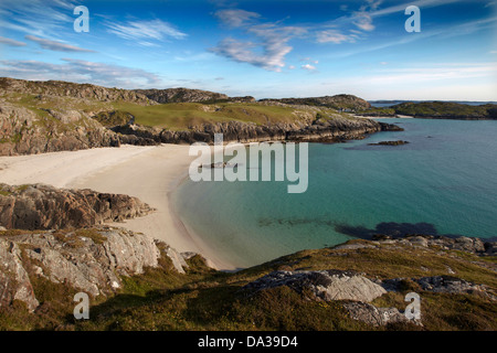 Strand und Küstenlandschaft in Achmelvich, Assynt, Wester Ross, Sutherland, Schottland, UK Stockfoto