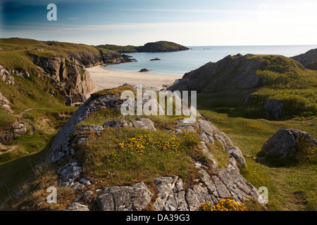 Strand und Küstenlandschaft in Achmelvich, Assynt, Wester Ross, Sutherland, Schottland, UK Stockfoto