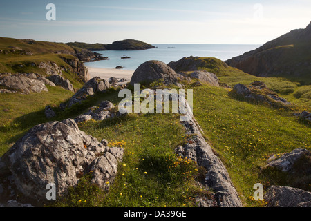 Strand und Küstenlandschaft in Achmelvich, Assynt, Wester Ross, Sutherland, Schottland, UK Stockfoto