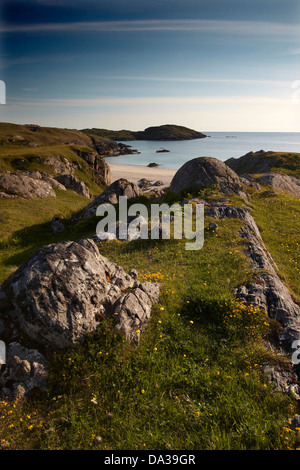 Strand und Küstenlandschaft in Achmelvich, Assynt, Wester Ross, Sutherland, Schottland, UK Stockfoto