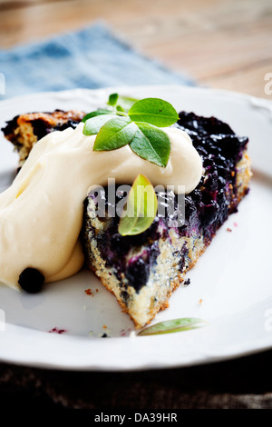 Hausgemachten Heidelbeerkuchen mit Vanille gewürzte Schlagsahne Stockfoto