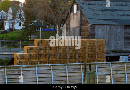 Hummerfallen säuberlich gestapelt auf einem Pier, Northeast Harbor, Maine. Stockfoto