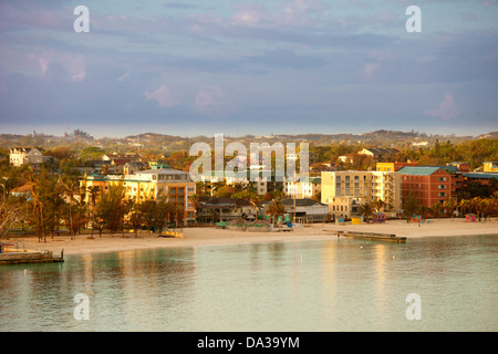 Ansicht der Innenstadt von Nassau, Bahamas aus dem Wasser Stockfoto