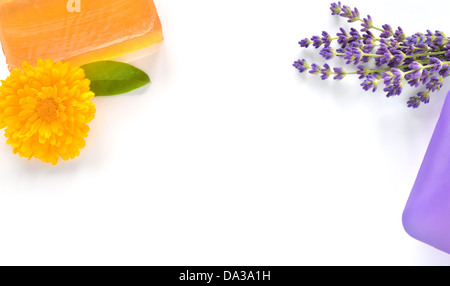 Handgemachte Glyzerin Seifen mit Blumen auf weißem Hintergrund. Natürliche Schönheitspflege - Lavendel und Ringelblume (Calendula Officinalis). Stockfoto