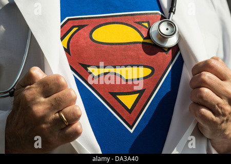 Mediziner, Superman-Logo unter Lab Coat, USA Stockfoto