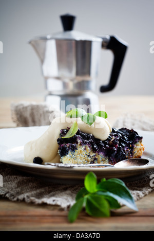 Hausgemachten Heidelbeerkuchen mit Vanille gewürzte Schlagsahne Stockfoto