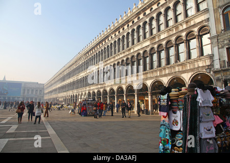 Eines der Outdoor-Souvenir steht vor den Procuratie Vecchie in Markusplatz oder Piazza San Marco Venice Italy Stockfoto