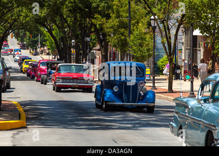 Die jährliche Street Rod Parade durch die Straßen der Innenstadt von York, PA Stockfoto