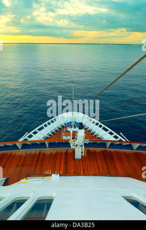 Kreuzfahrt auf Ozeandampfer, Sicht vom Oberdeck Stockfoto