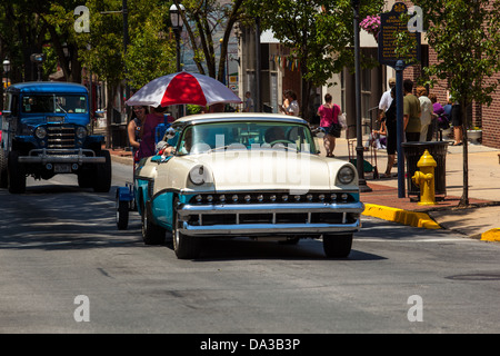 Die jährliche Street Rod Parade durch die Straßen der Innenstadt von York, PA Stockfoto