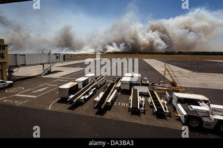 Bürstenfeuer am San Salvador International Airport vom Passagierterminal aus gesehen Stockfoto