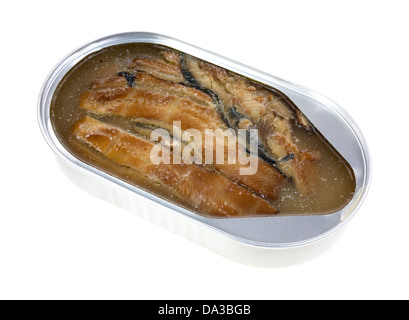 Eine geöffnete Dose geräucherte Heringsfilets auf weißem Hintergrund. Stockfoto