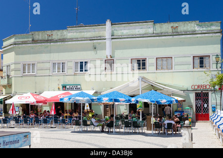 Leute sitzen außerhalb Restaurants in der portugiesischen Stadt von Ferragudo an der Algarve Stockfoto