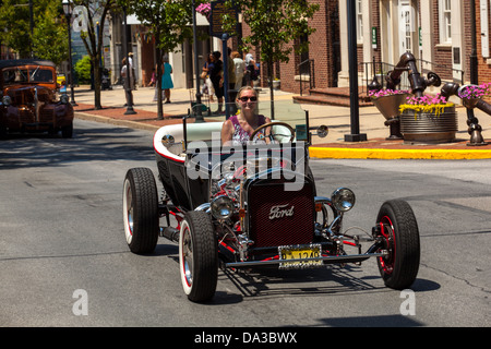 Die jährliche Street Rod Parade durch die Straßen der Innenstadt von York, PA Stockfoto