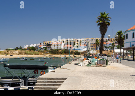 Fischernetze und Hummer Töpfe entlang des Hafens in das Fischerdorf Ferragudo an der Algarve Stockfoto