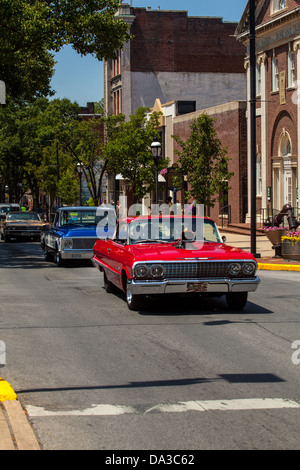 Die jährliche Street Rod Parade durch die Straßen der Innenstadt von York, PA Stockfoto